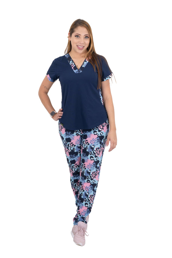 SOFÍA BLUE PRINTS - Uniforme Pantalón Estampado Azul Oscuro en Antifluido Licrado