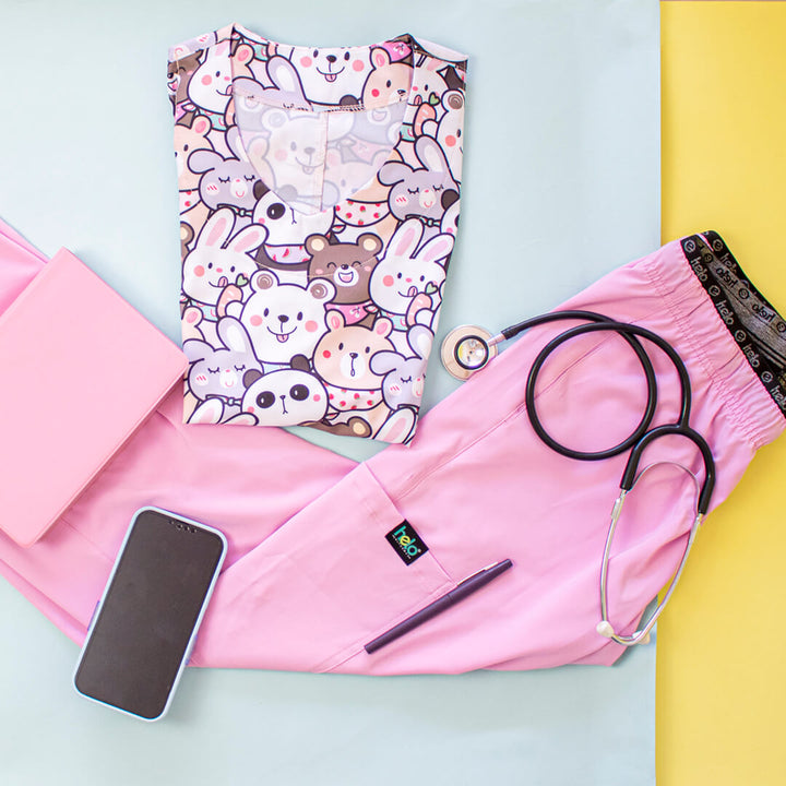 Uniforme-antifluido-licrado-medico-estampado-mujer-scrub-rabbit